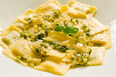 Paste ravioli umplute cu dovleac si invelite in sos de unt cu ierburi aromate
